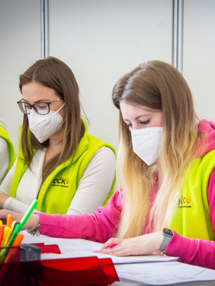 Představujeme studentské dobrovolníky a sponzorské organizace očkovacího centra