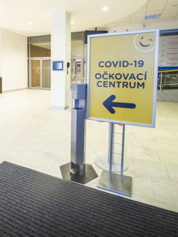Přípravy očkovacího centra na Fakultě managementu VŠE vrcholí