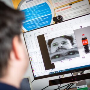 Novák čumí na monitor